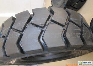 叉車輪胎選購(gòu)指南 實(shí)心輪胎與充氣輪胎的對(duì)比分析